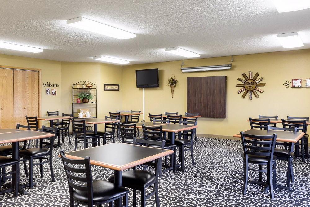 Quality Inn & Suites Watertown Near Prairie Lakes Ice Arena Экстерьер фото