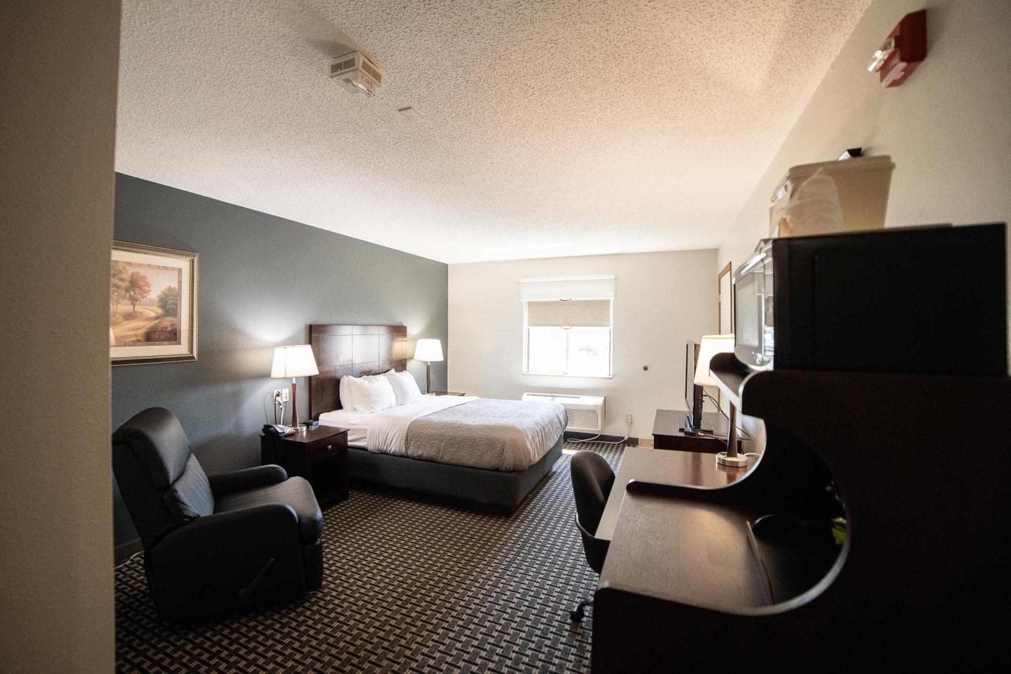Quality Inn & Suites Watertown Near Prairie Lakes Ice Arena Экстерьер фото