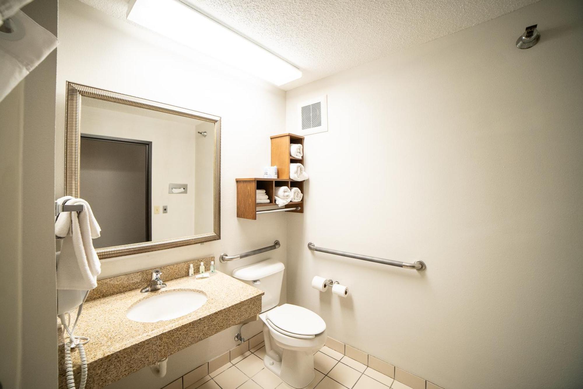 Quality Inn & Suites Watertown Near Prairie Lakes Ice Arena Экстерьер фото