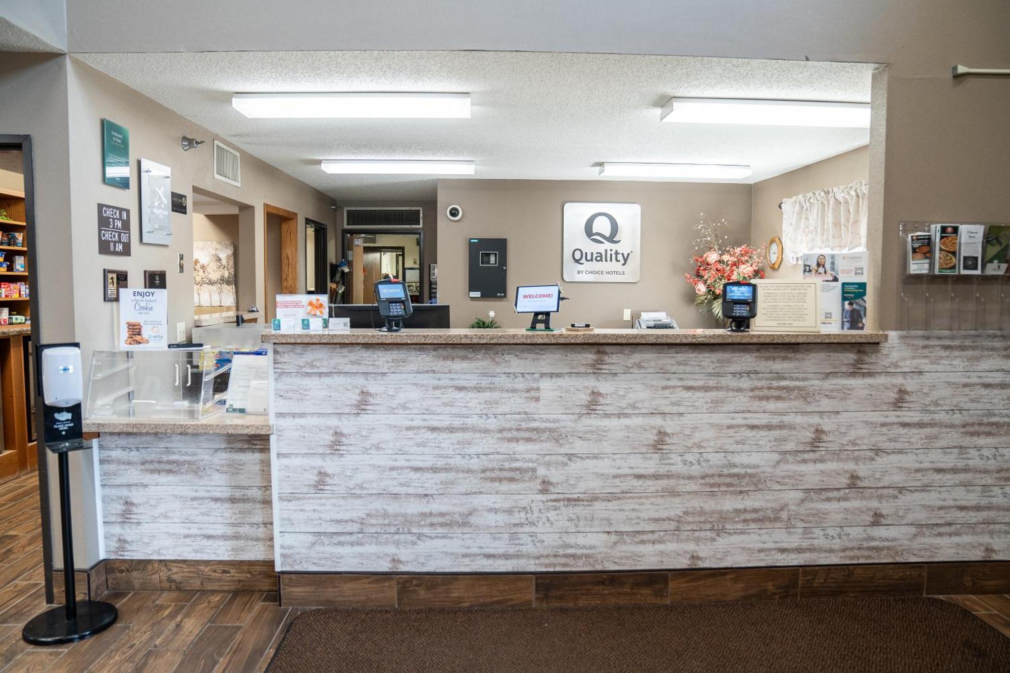 Quality Inn & Suites Watertown Near Prairie Lakes Ice Arena Экстерьер фото