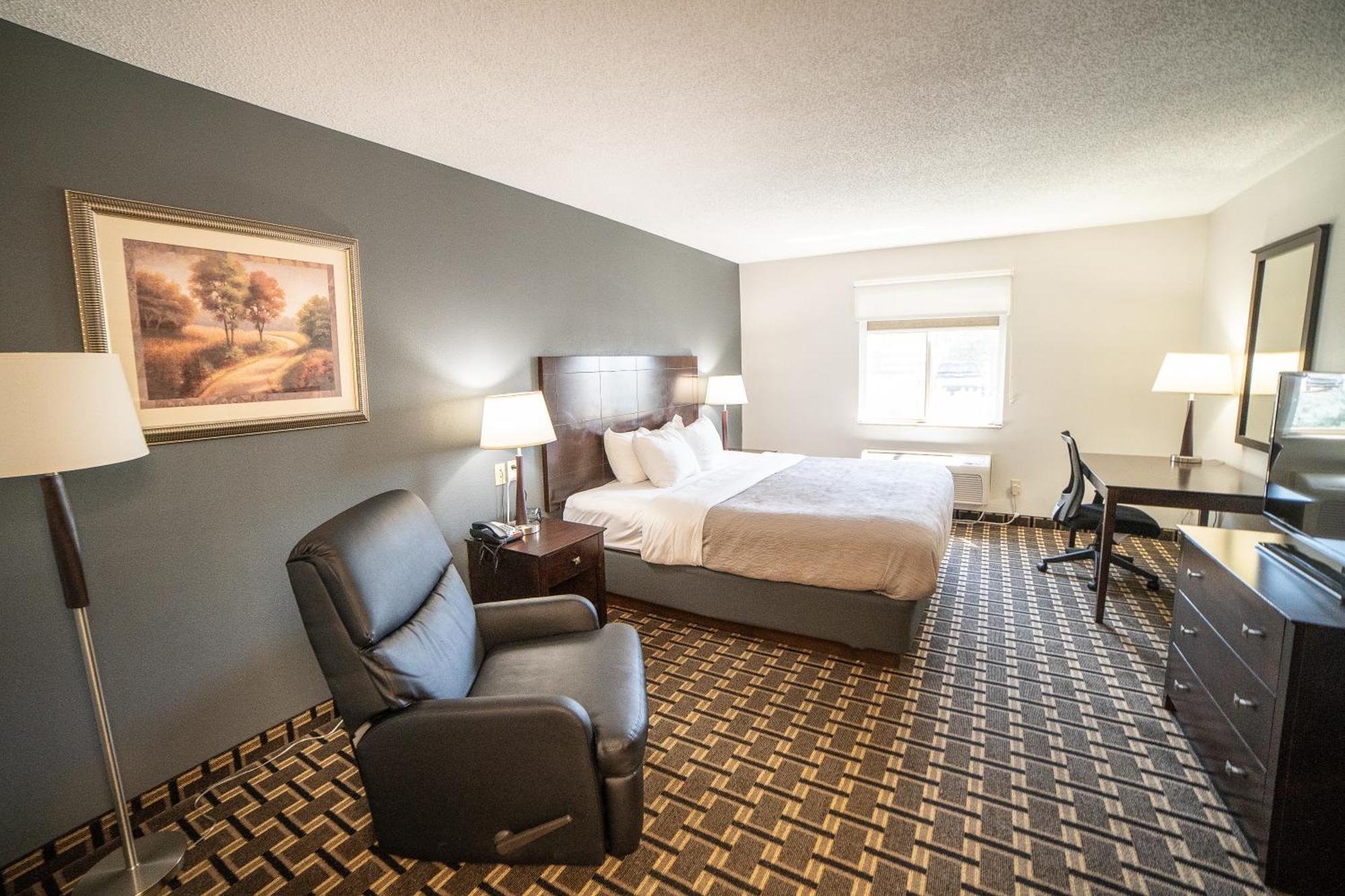 Quality Inn & Suites Watertown Near Prairie Lakes Ice Arena Экстерьер фото