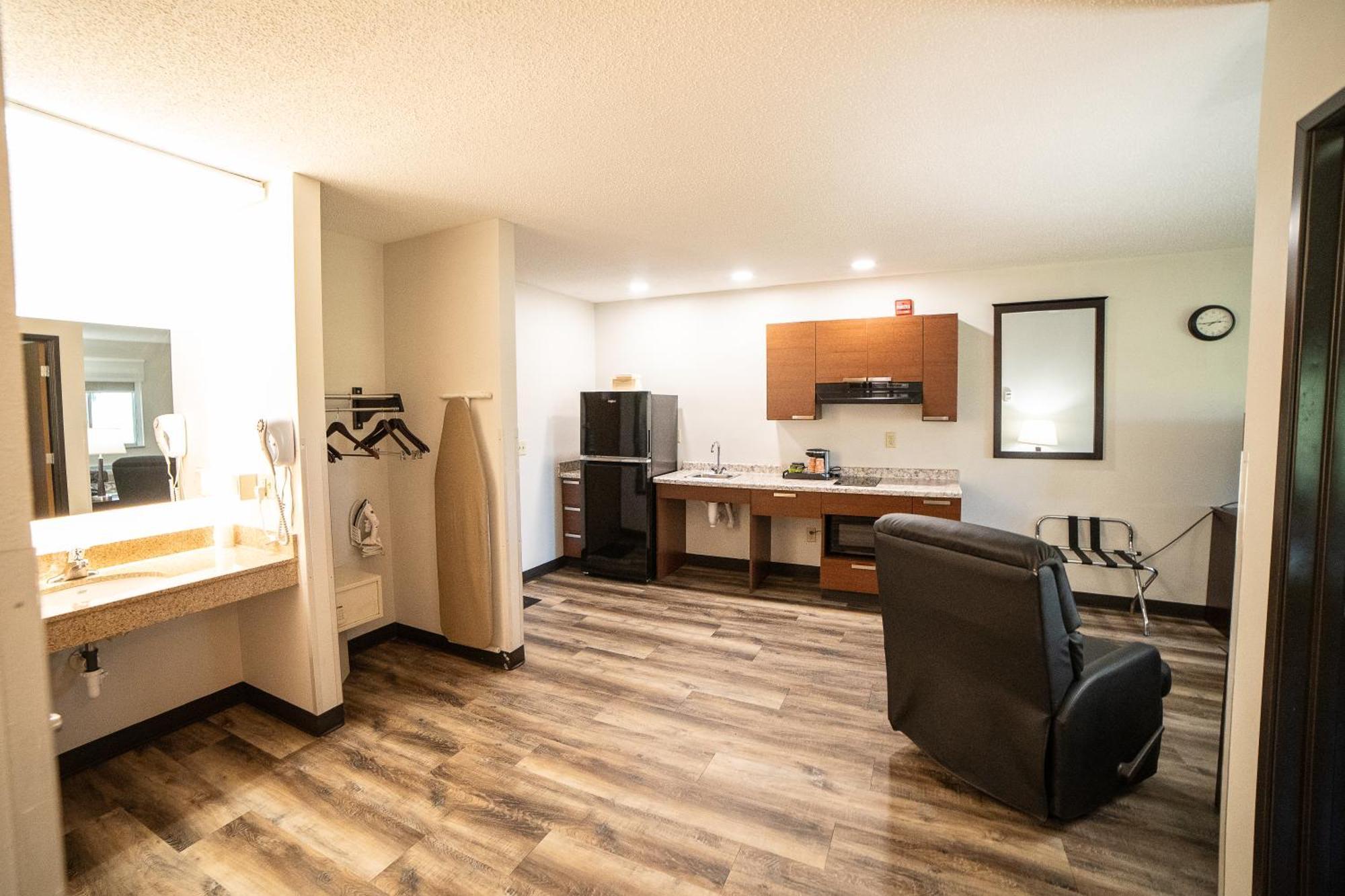 Quality Inn & Suites Watertown Near Prairie Lakes Ice Arena Экстерьер фото