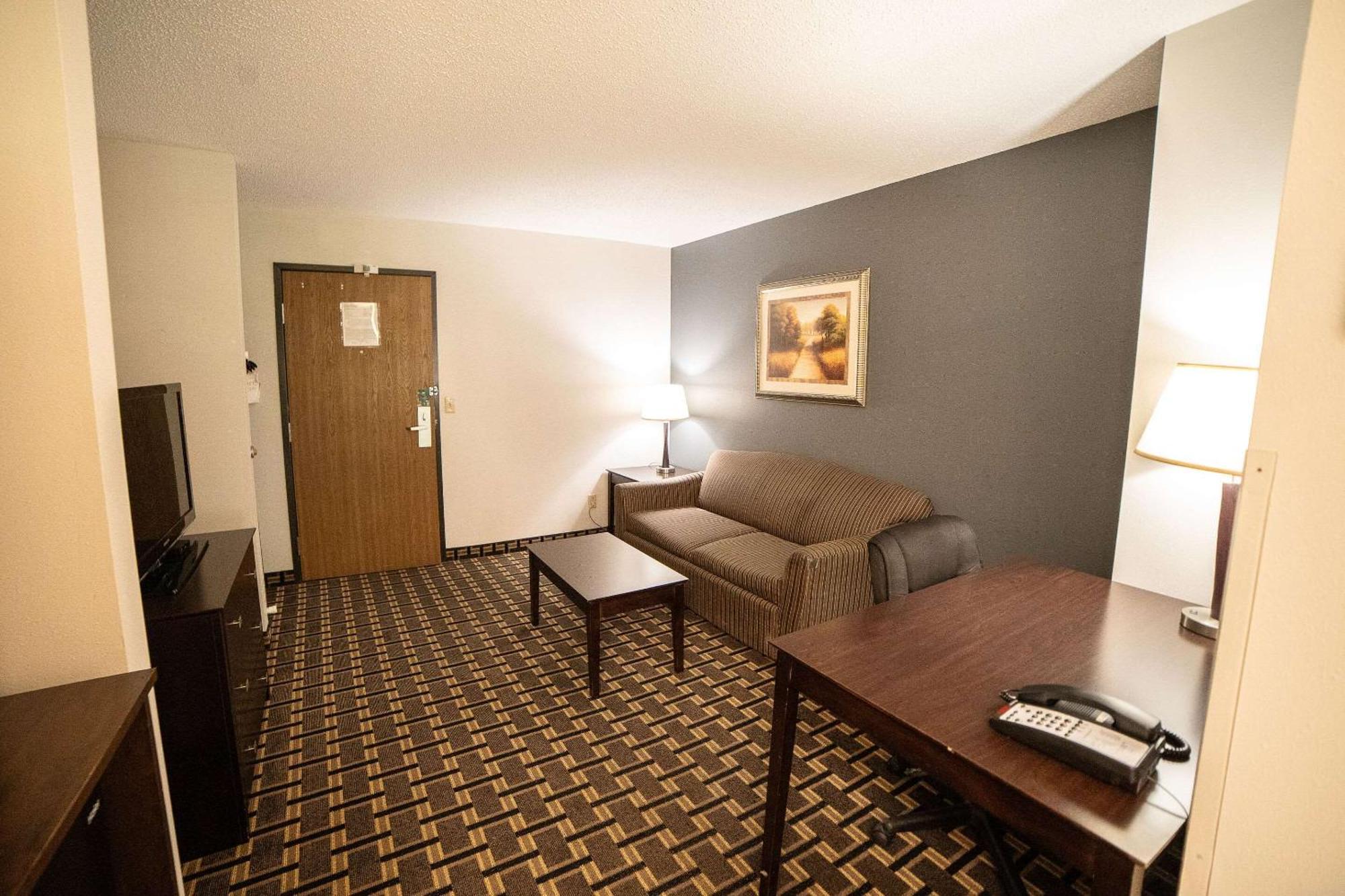 Quality Inn & Suites Watertown Near Prairie Lakes Ice Arena Экстерьер фото