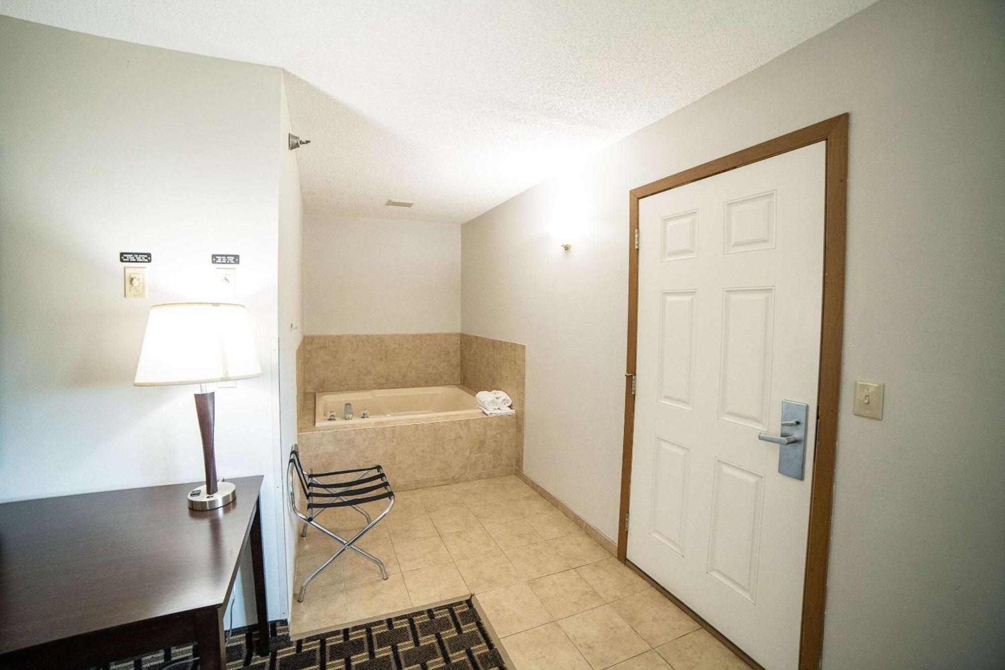 Quality Inn & Suites Watertown Near Prairie Lakes Ice Arena Экстерьер фото