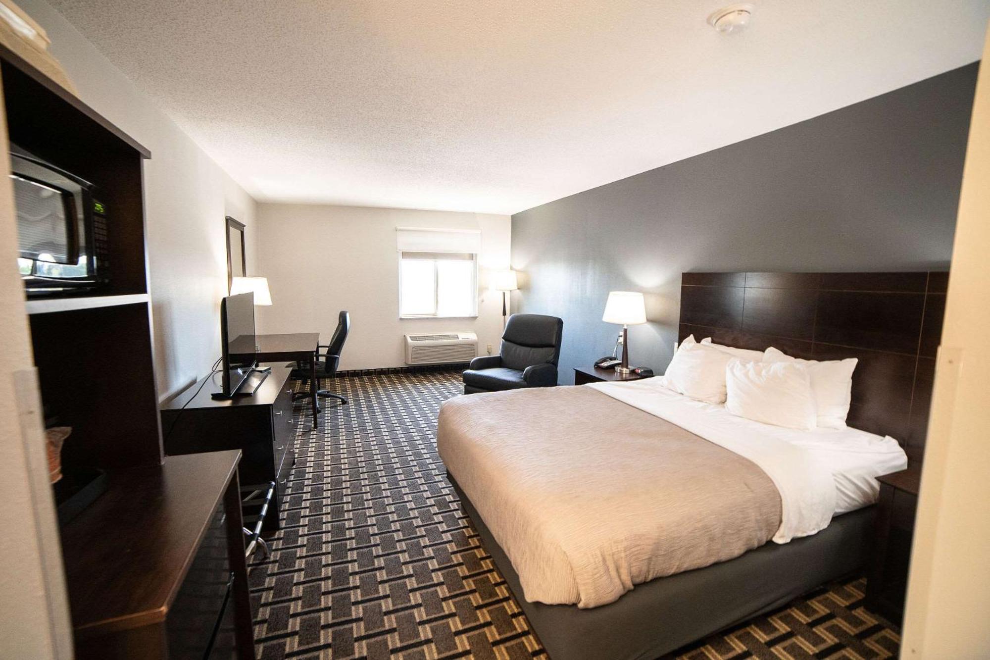 Quality Inn & Suites Watertown Near Prairie Lakes Ice Arena Экстерьер фото
